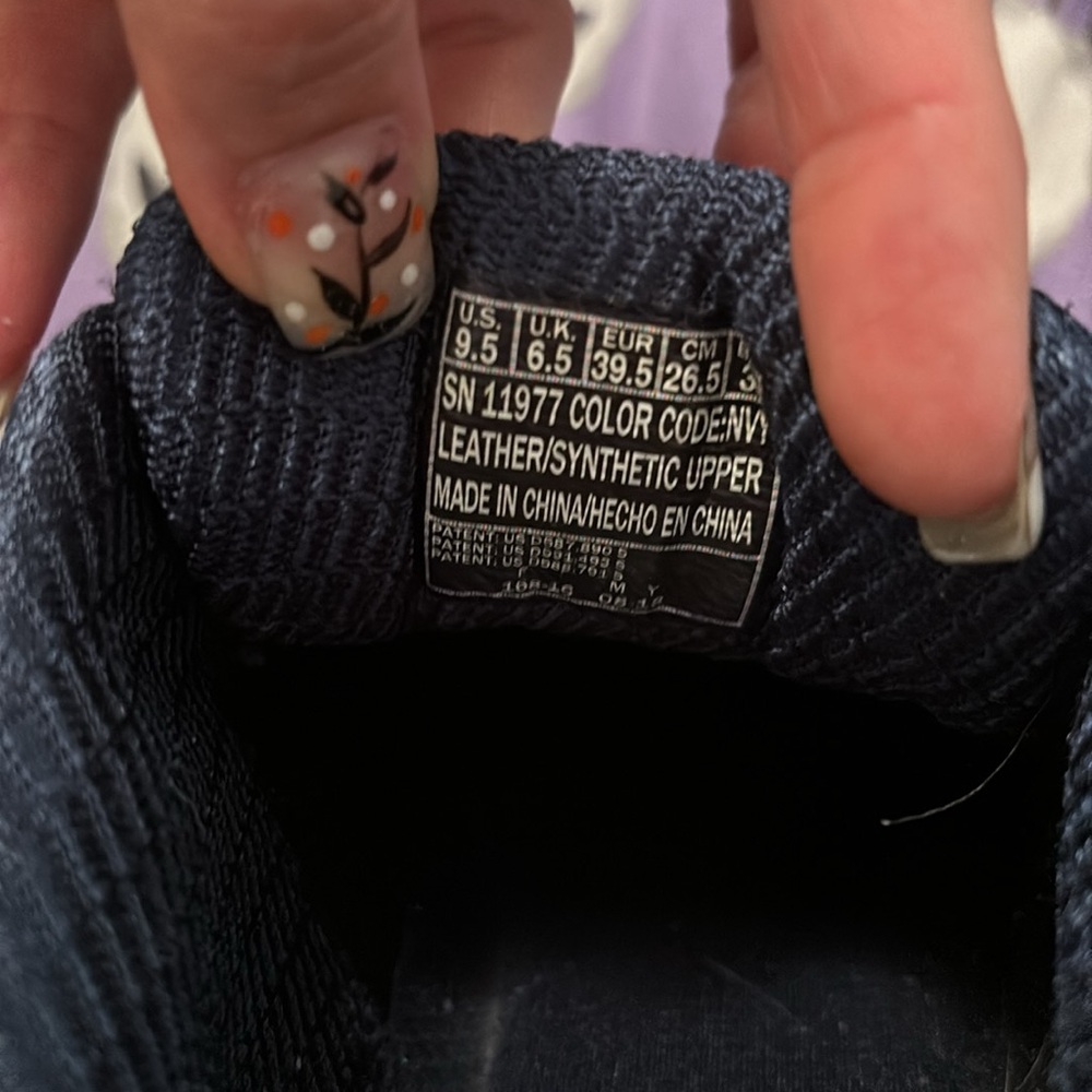 Skechers D’lites w/ Air-Cooled Memory Foam. - Picture 4 of 6